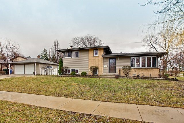 1st image of 801 Greenwood Dr
