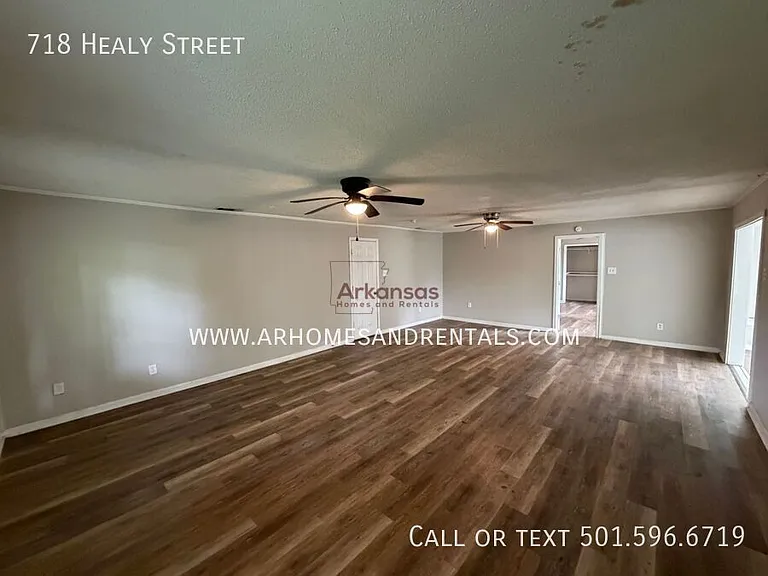 718 Healy St — Photo 2