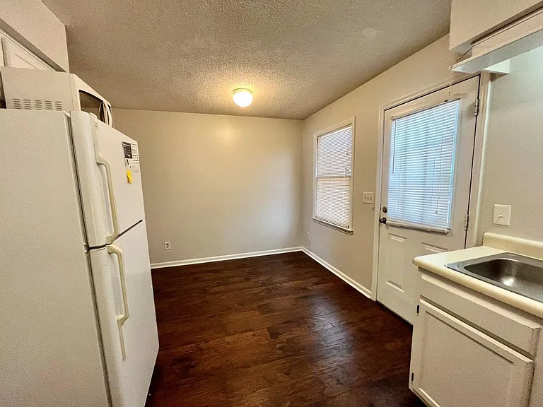 1602 Collegeview Ave — Photo 5