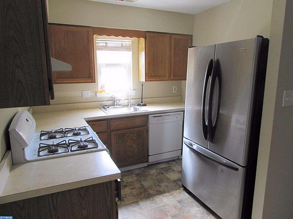 5th image of 3408 Stanwood St #B