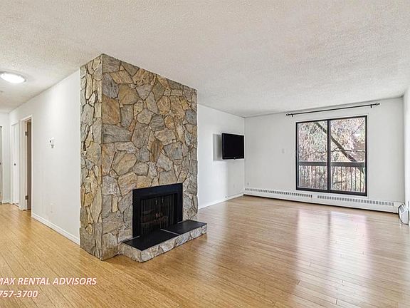 3rd image of 537 14th Ave SW #404
