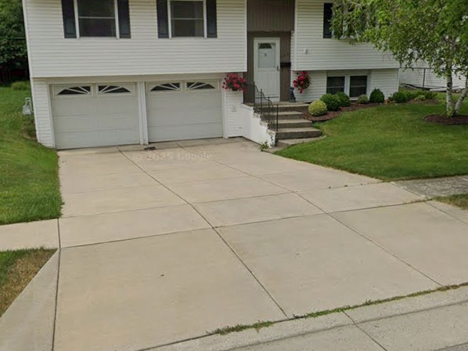 1st image of 121 Heather Hill Dr