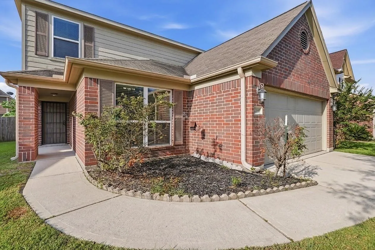 4 bed, 2.5 bath, 2530 sqft, $2,200 — Photo 1