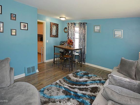 4th image of 2820 Emerald Dr