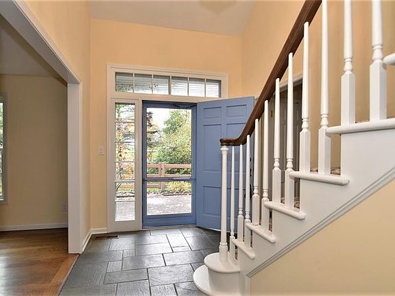 3rd image of 32615 Creekside Dr