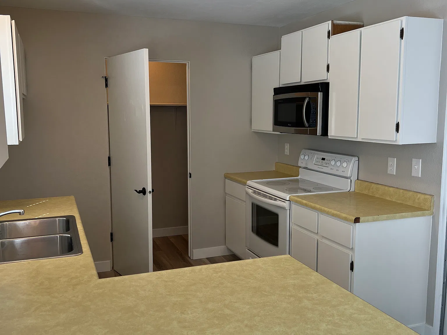 2 bed, 956 sqft, $1,995 — Photo 2