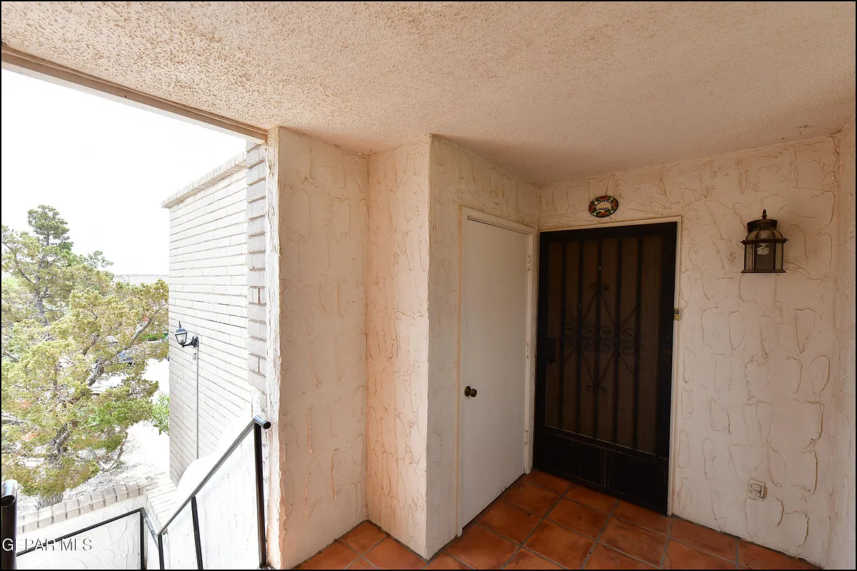 Building Photo - 6201 Escondido Dr #17D