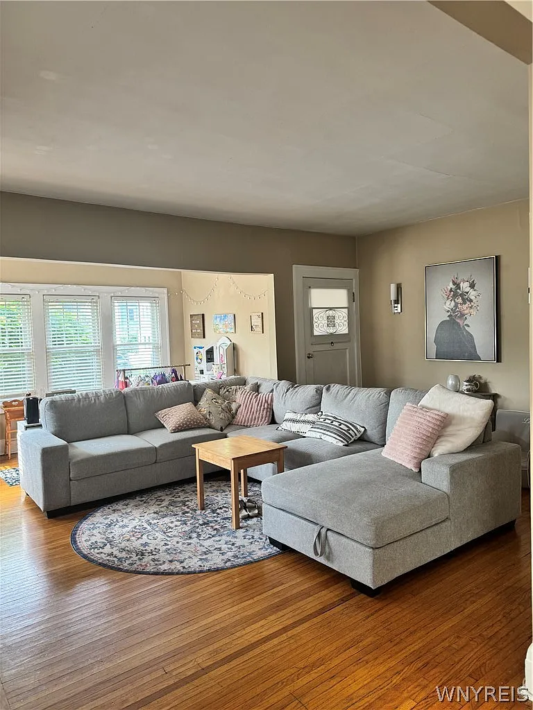 3 bed, 1.0 bath, 1193 sqft, $1,850 — Photo 3