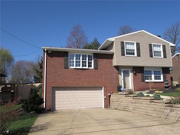 It sits on a Beautiful Lot, in a Convenient Location, with easy access to Shopping & Major Roadways