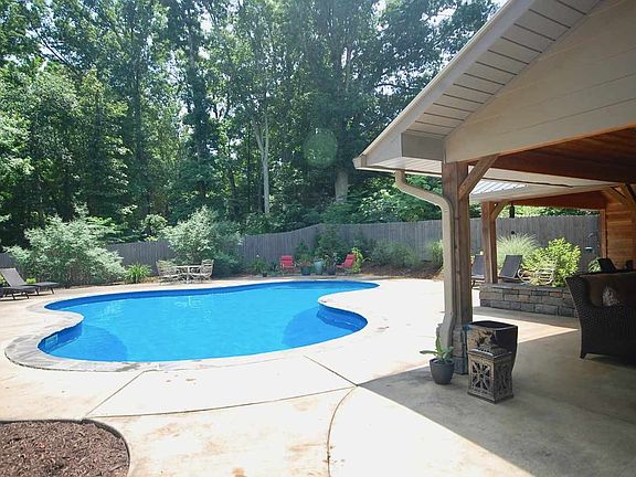 5th image of 245 Yoshino Dr