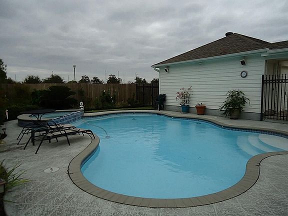 4th image of 330 Saunter Dr