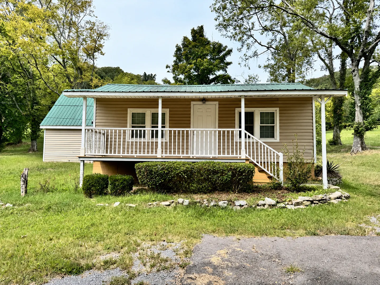 3 Bed, 2 Bath Home on Large Lot in Brentwood on Franklin Rd. — Photo 3