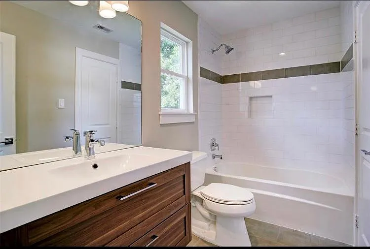 210 Marathon St — Photo 15