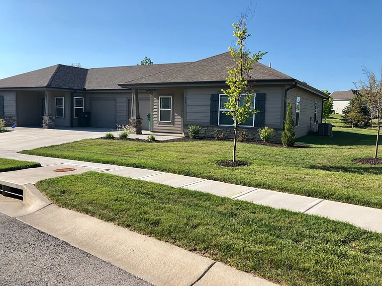 509 SE Maple Dr — Photo 2