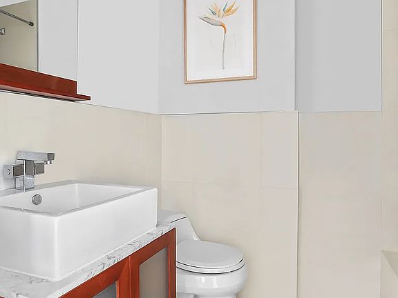 4th image of 302 2nd St APT 6E
