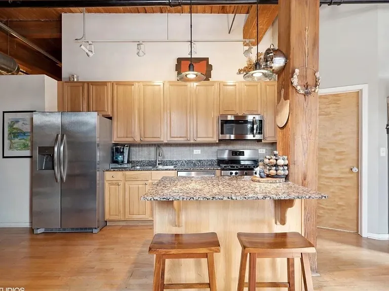 1740 N Maplewood Ave #212 — Photo 3