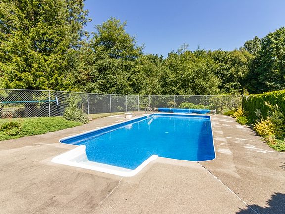 3rd image of 6400 Vista Dr
