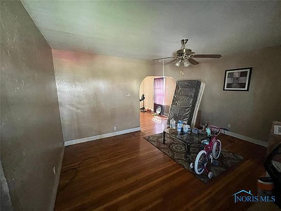 3rd image of 905 Geneva Ave