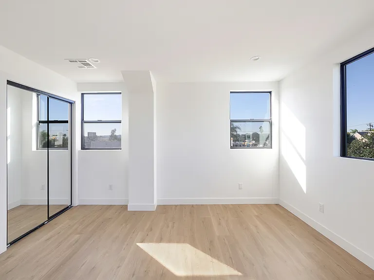 1858 S Redondo Blvd #5/6 — Photo 9