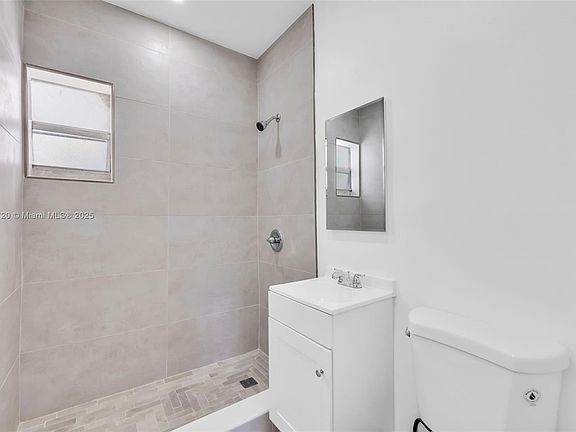 4th image of 1315 NE 146th St #1311