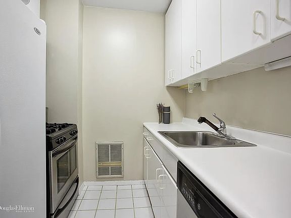 5th image of 161 W 61st St APT 3B