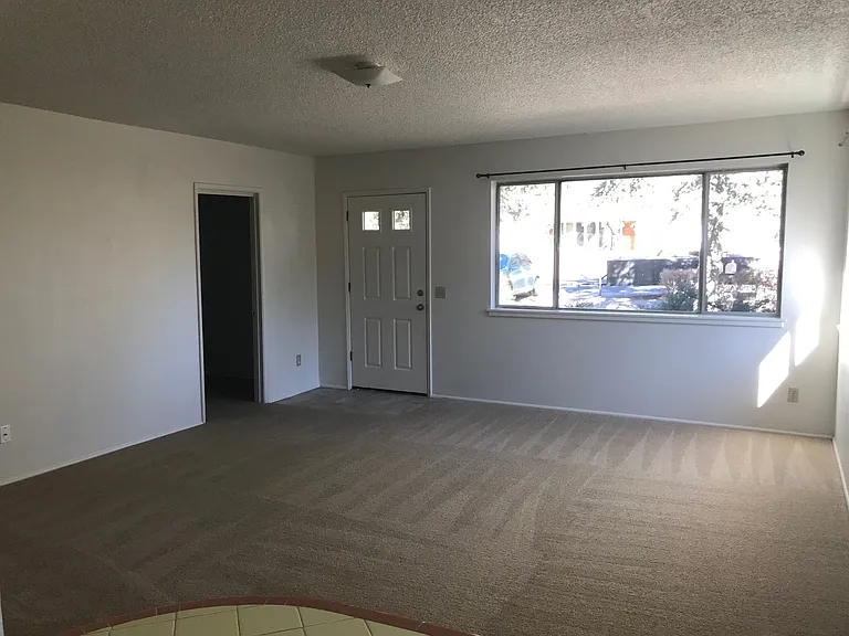 329 W Oak Ave — Photo 2