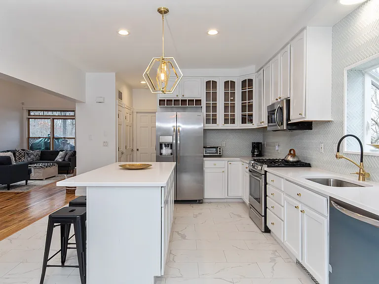 242 N Magee St — Photo 4