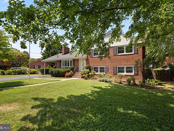 3rd image of 1408 Mayflower Dr