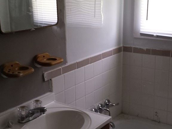 4th image of 2951 N Drexel Ave