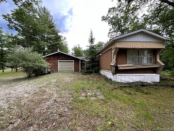 4th image of 2192 Lake Rd