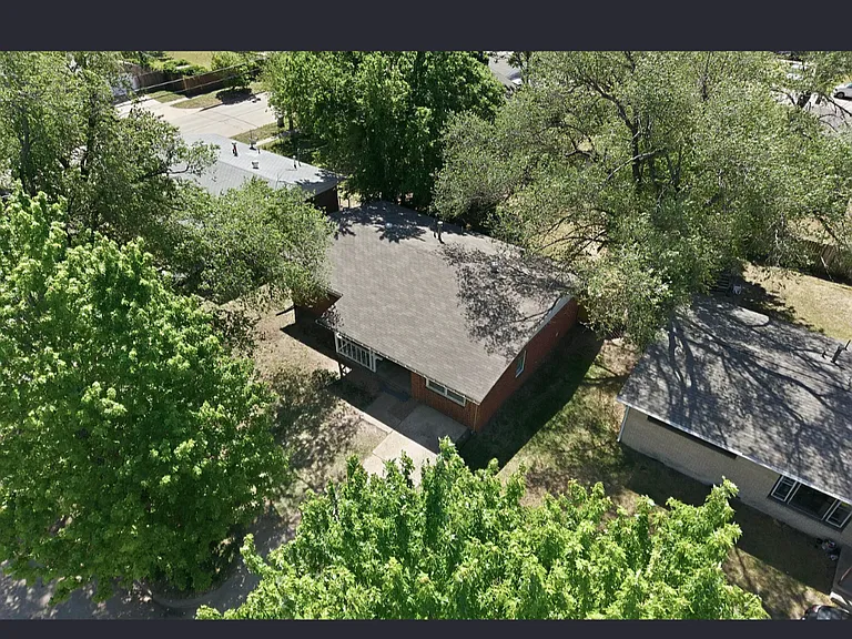 1227 E Alturas Ave — Photo 2