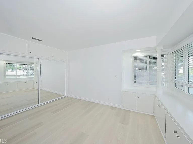 2149 Victoria Dr — Photo 32