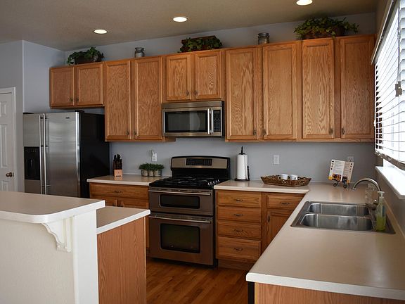 Kitchen w/ island and all appliances