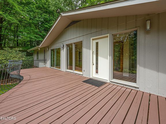 38th image of 3521 Montlake Dr