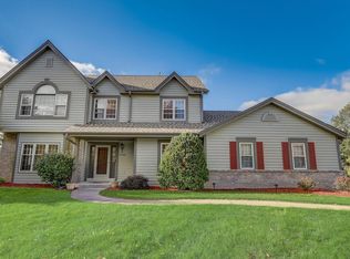 19560 Edmonton Ct, Brookfield, WI 53045