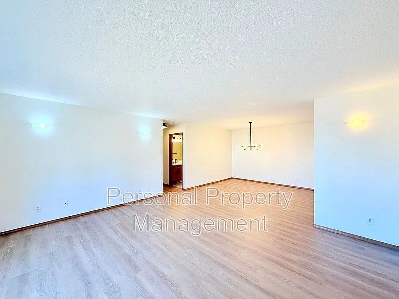 3 bed, 2.0 bath, 1400 sqft, $2,395 — Photo 2