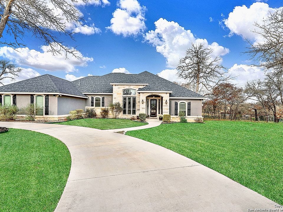1st image of 165 Woodlands Dr