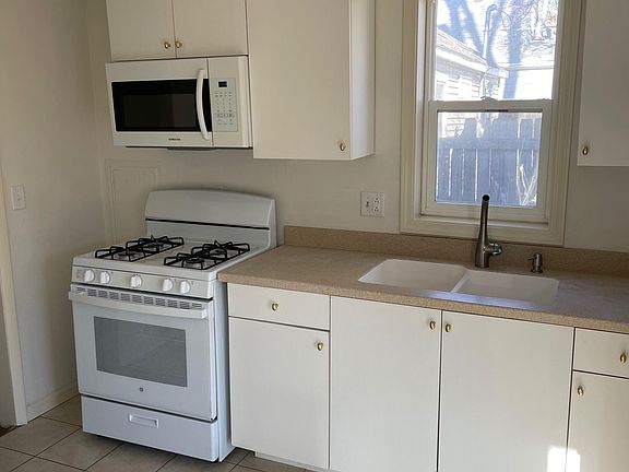 3rd image of 319 Bellevue Dr