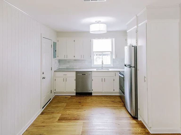 2426 Lincoln St — Photo 3