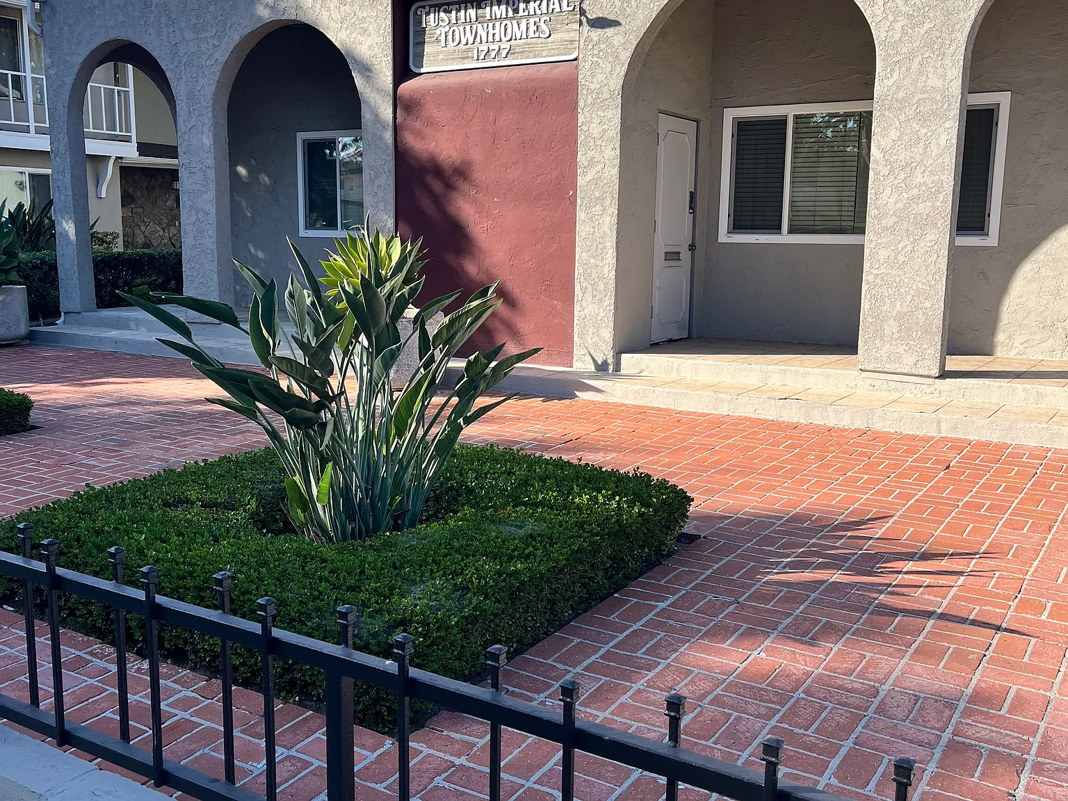3 bed, 2.5 bath, 1208 sqft, $3,850 — Photo 2