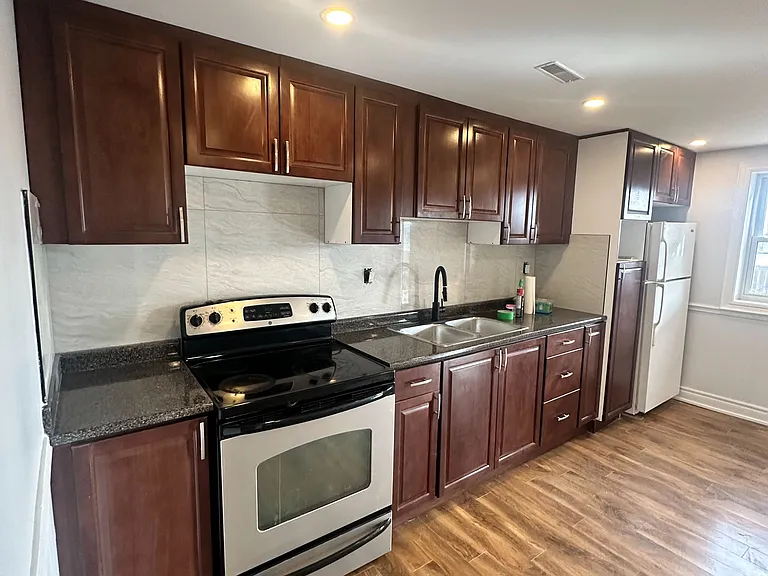 2279 Chapman Ct #BASEMENT — Photo 2
