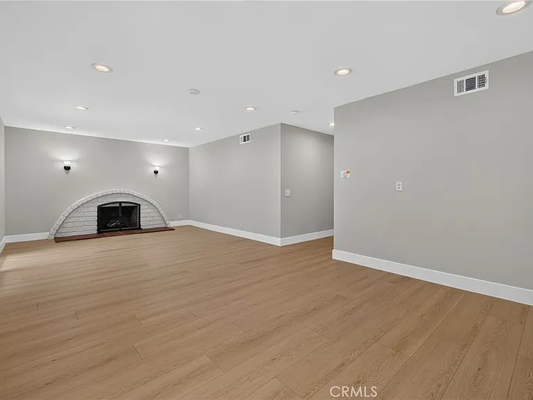 559 Pierpont Dr — Photo 2