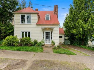 438 11th St, Raymond, WA 98577