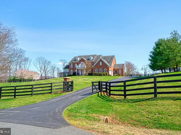 35327 Greyfriar Dr, Round Hill, VA 20141