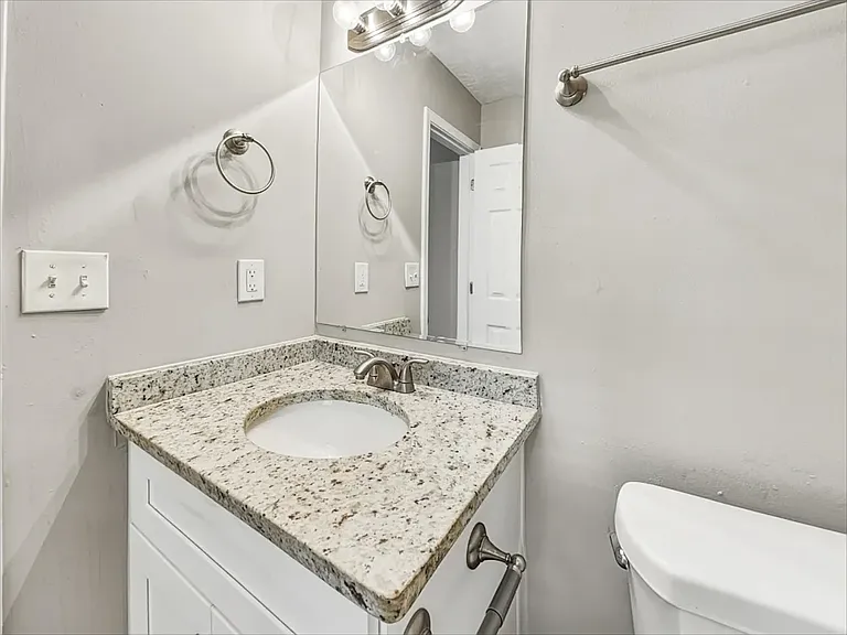 2723 Rockdale Dr — Photo 6