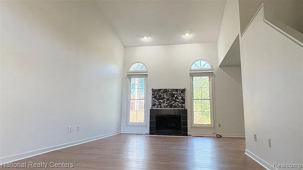 3 bed, 2.5 bath, 1817 sqft, $2,990 — Photo 3