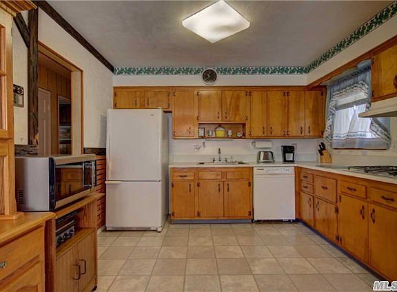 5th image of 106 Louis St