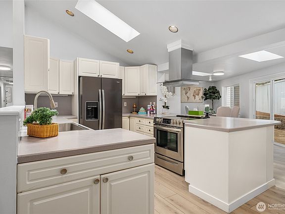 3rd image of 691 Redmond Avenue NE