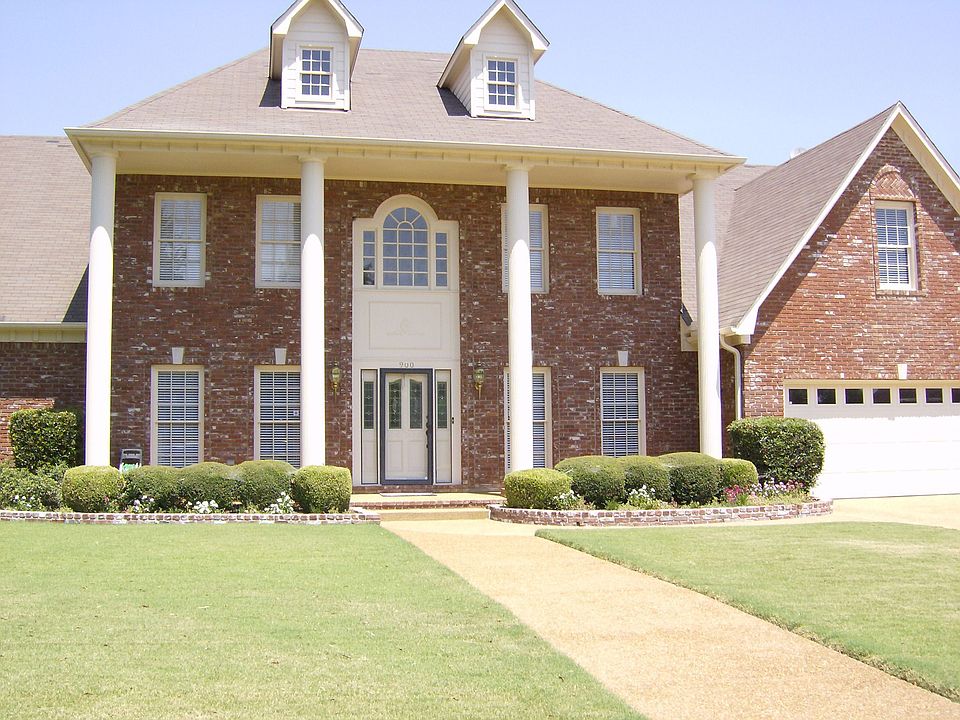 1st image of 900 Greenway Dr