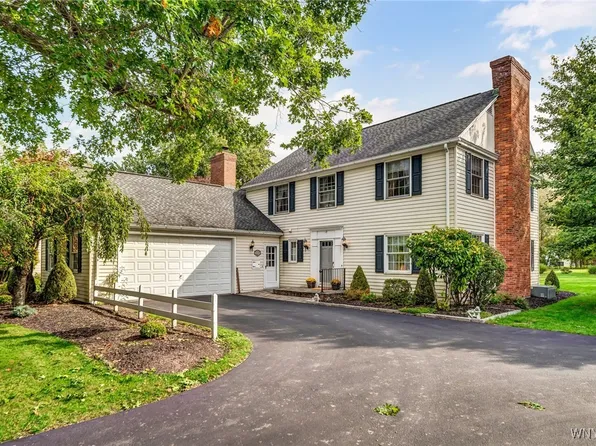 5197 Willowbrook Dr, Clarence, NY 14031